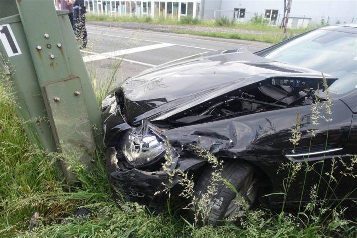 beschädigte Front des Unfallfahrzeugs