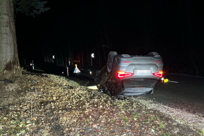 Gemäss ersten Erkenntnissen dürfte der Fahrzeuglenker das Auto in alkoholisiertem Zustand gelenkt haben.
