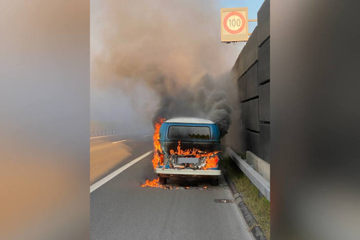 Kleinbus auf Autobahn ausgebrannt