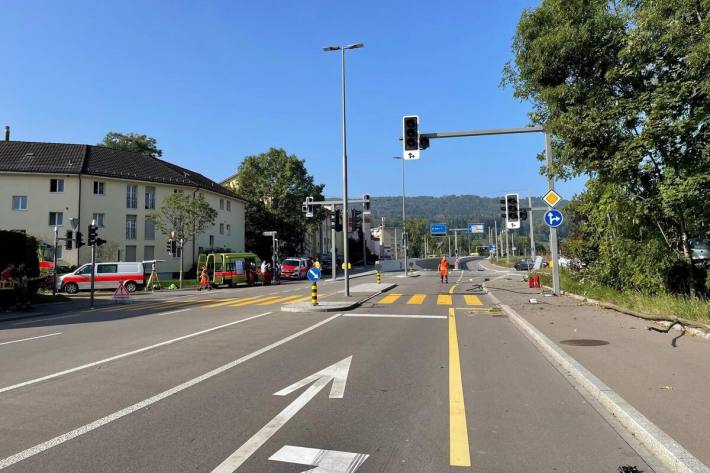 Einsatzkräfte am Unfallort in Dietikon an der Arbeit