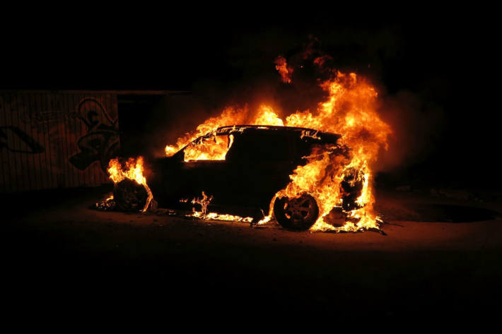 Das Auto fing Feuer.