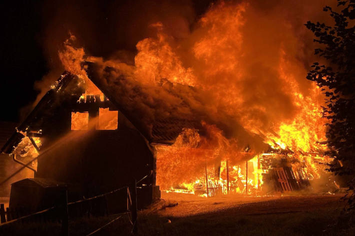 Schopf durch Brand zerstört