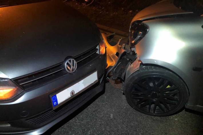 Der 18-jährige Fahrer und seine 17-jährige Beifahrerin wurden in Worms leicht verletzt