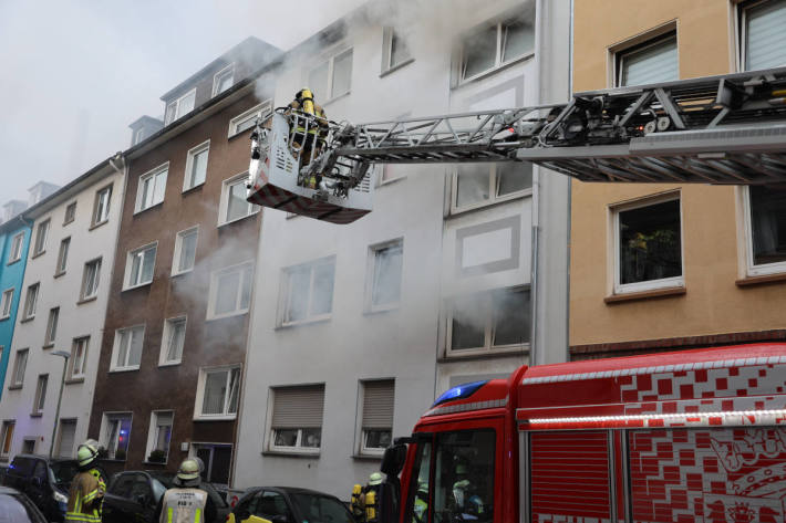Kellerbrand in einem Mehrfamilienhaus – Mehrere Personen über Drehleitern gerettet