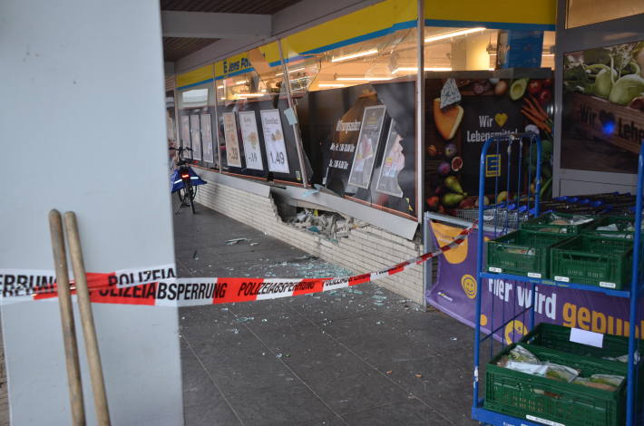 82-jährige Autofahrerin fährt in Supermarktschaufenster