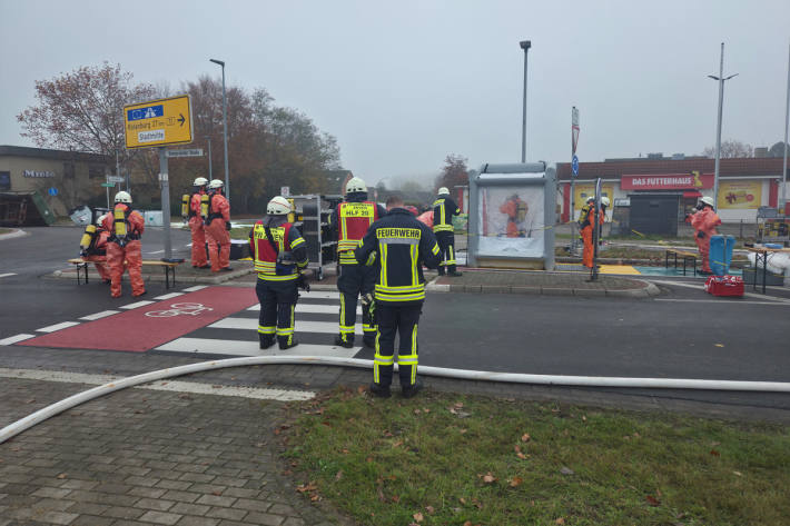 Die Einsatzstelle wurde wegen Verätzungsgefahr geräumt.