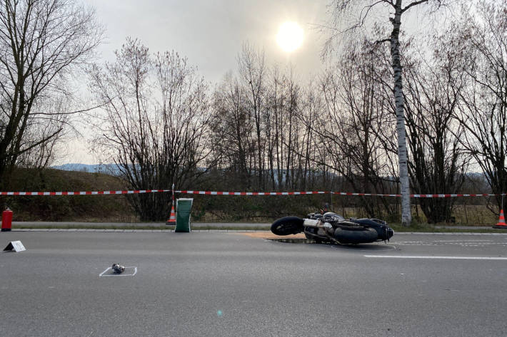 Motorradfahrer verletzt sich bei Unfall