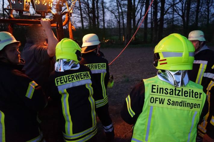 Heissluftballon hat sich in Baumkrone verfangen