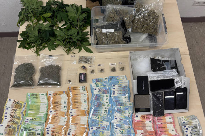 Bei der Durchsuchung sichergestellte Drogen und Bargeld.
