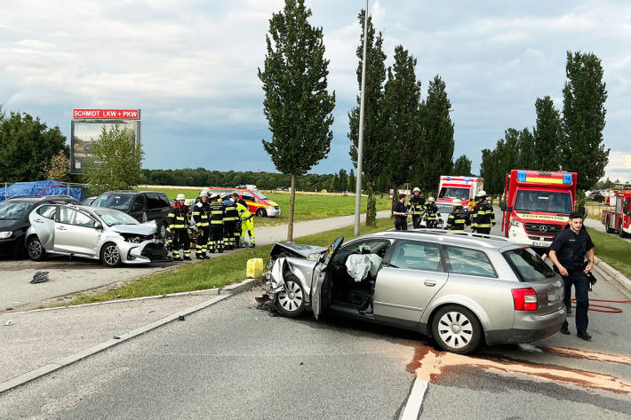 Beide Fahrzeugen kollidierten frontal.