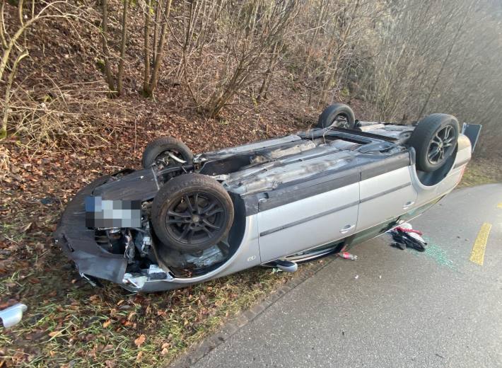 von Strasse abgekommen und mit Fahrzeug überschlagen