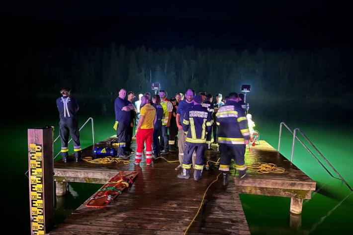 Die groß angelegte Suchaktion wurde gegen 23:45 Uhr ergebnislos abgebrochen.