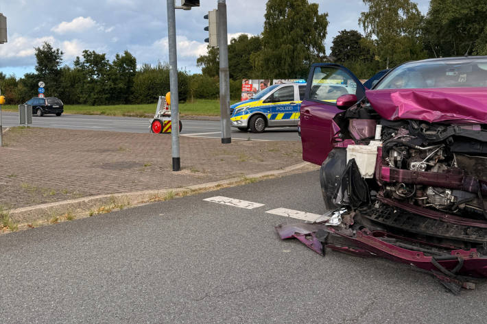 Zwei Pkw kollidierten auf einer Kreuzung.