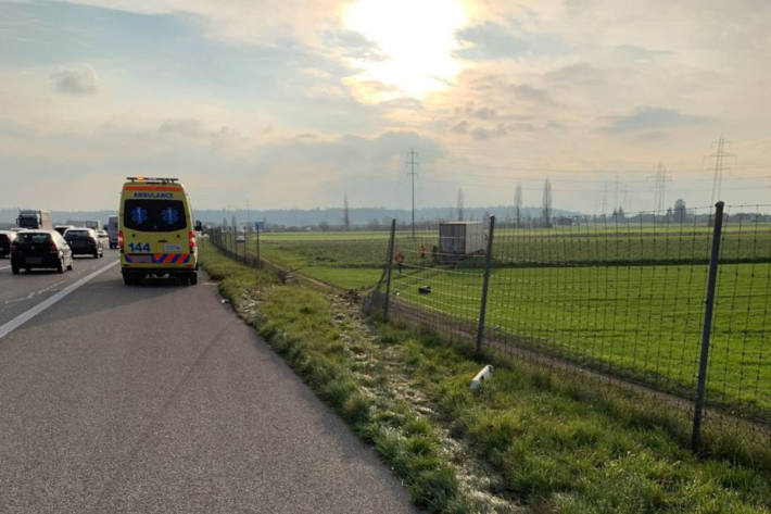 Sattelschlepper durchbricht Wildschutzzaun auf der A1 und kommt auf Wiesland zum Stillstand