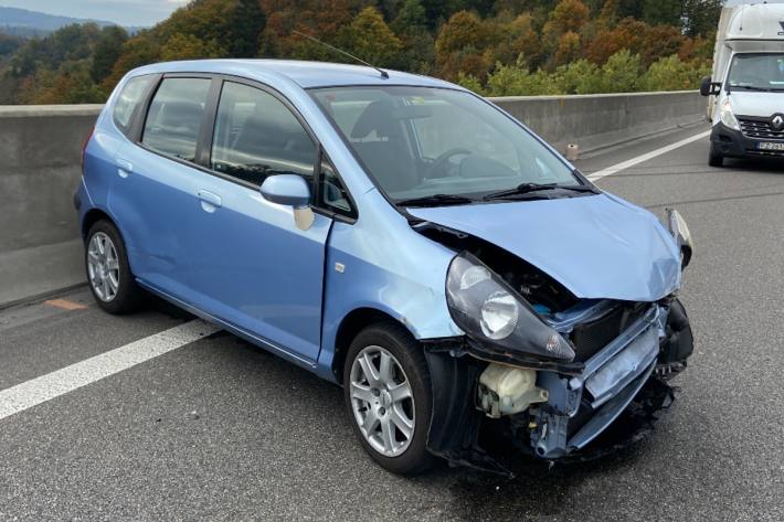 In Mülligen AG ist ein Auto in eine Betonmauer geprallt.