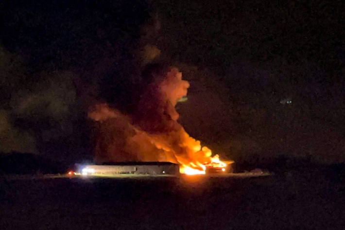 Eine landwirtschaftliche Halle in Cournillens wird durch einen Brand zerstört