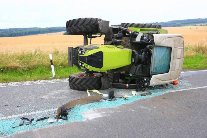 Traktor zur Seite gekippt, Fahrer verletzt