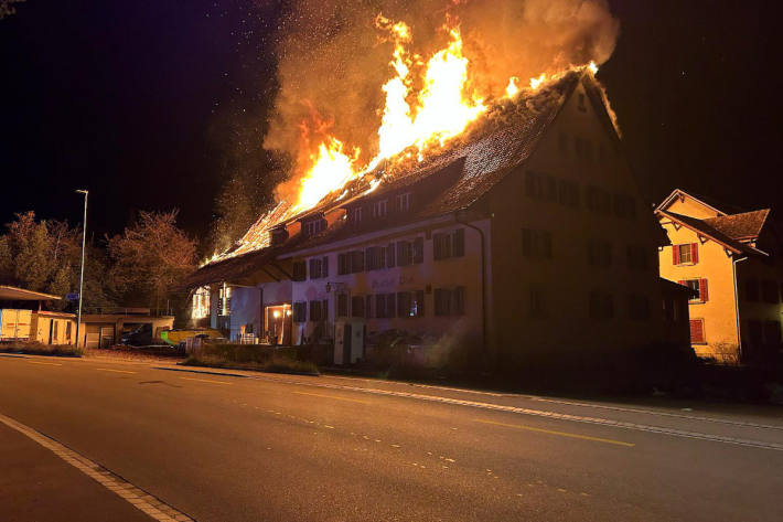 Die Flammen griffen von der Scheune auf den ehemaligen Gasthof über.