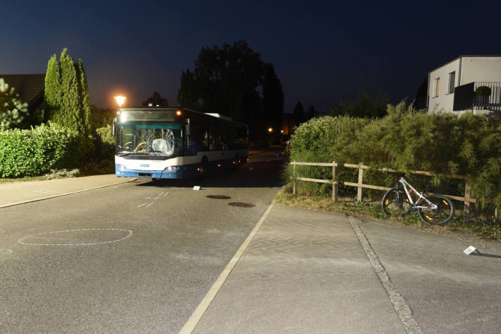 Knabe nach Frontalkollision mit Linienbus verletzt