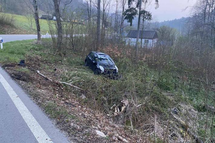 Personenwagenlenkerin verursacht Selbstunfall in Arboldswil