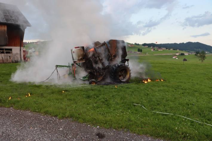 Eine Siloballenpresse ist in Steinegg AI in Brand geraten.