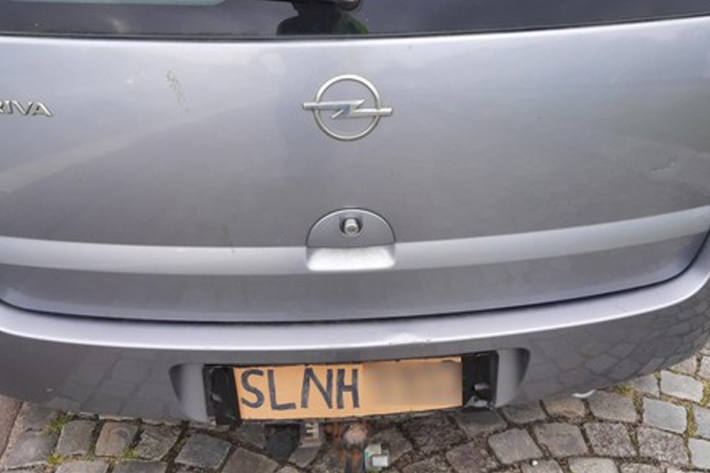 Die Frau gab sich nicht sehr viel Mühe beim Malen des Kennzeichens.