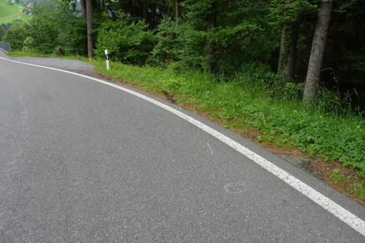 In einer Kurve hat er die Kontrolle über sein Motorrad verloren.
