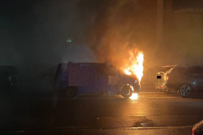 Blauer Toyota Lieferwagen in Vollbrand