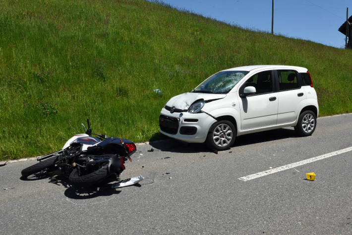 Motorradfahrerin bei Kollision mit Auto lebensbedrohlich verletzt