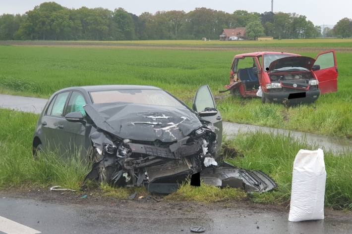 Unfall zwischen einem VW Golf und einem VW Bulli