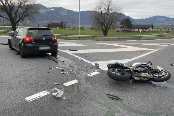 Der 23-jährige Töfflenker verletzte sich beim Unfall in Tuggen.