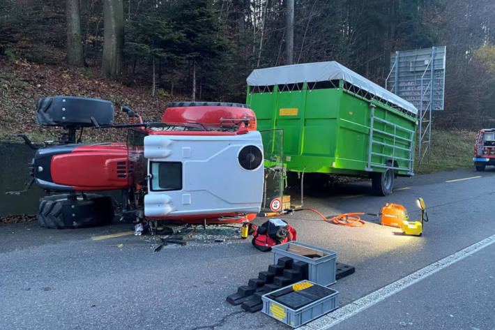 Am Samstagnachmittag hat in Bern ein Traktor eine Stützmauer befahren und ist in der Folge auf die Seite gekippt.