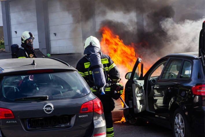 Alle Personen konnten das Fahrzeug rechtzeitig verlassen.