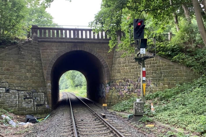 Drei E-Scooter und Mülltonne von Bahnbrücke geworfen