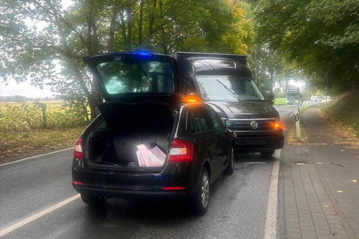 Der Transporterfahrer übersah den Skoda beim Abbiegen.