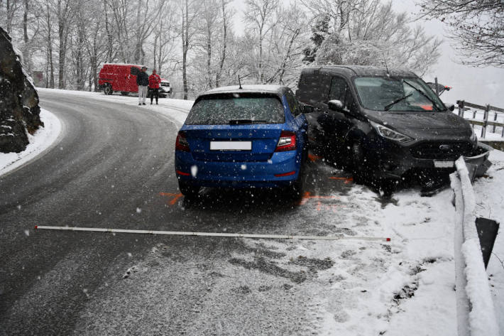 Drei Unfälle durch Schneefälle