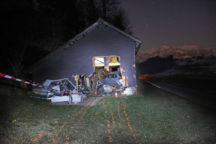 Beim Unfall in Stalden OW landete der Audi in einem Gebäude.