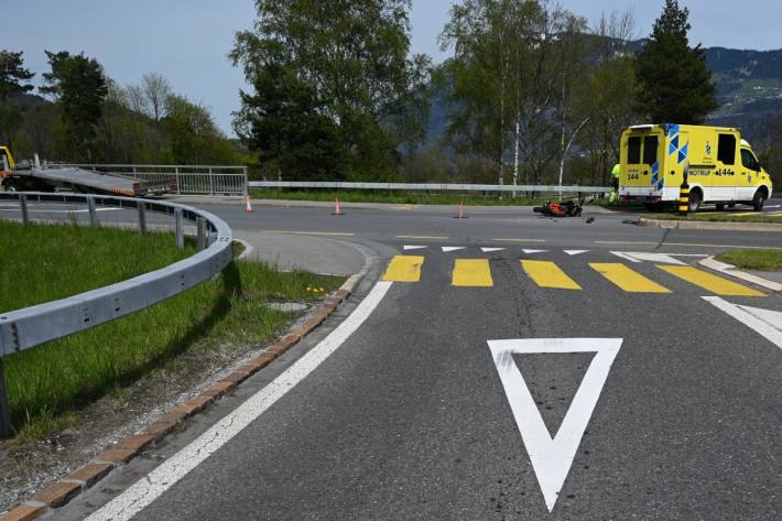 Vortrittsberechtigter Motorradfahrer nach Unfall auf Rheinbrücke in Trübbach verletzt.