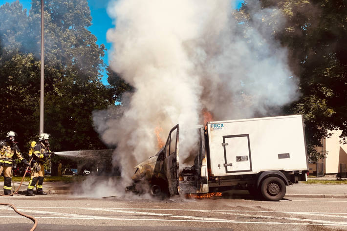 Die Feuerwehr Essen beim Löschen des Fahrzeuges.