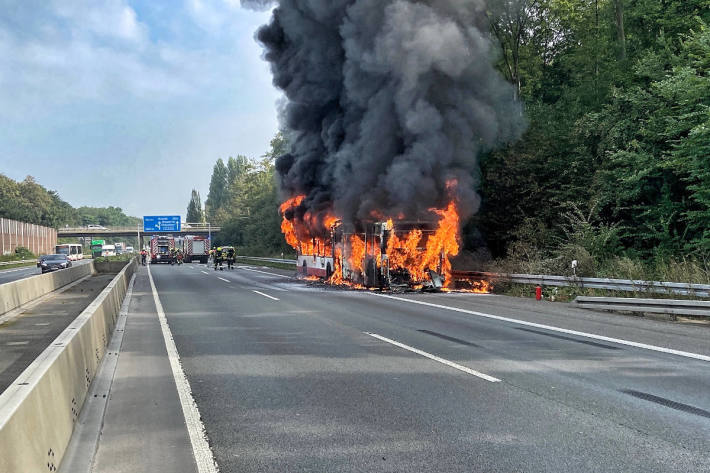 Gelenkbus brannte auf A46