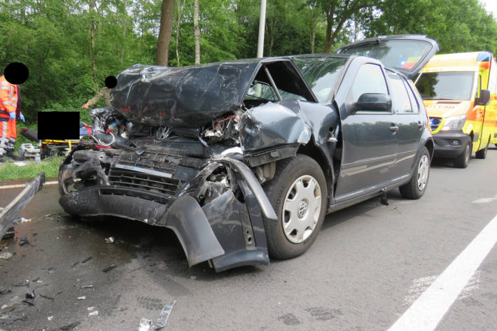  Vollsperrung der B401 bei Oldenburg nach schwerem Unfall – Acht Verletzte, drei beteiligte Fahrzeuge