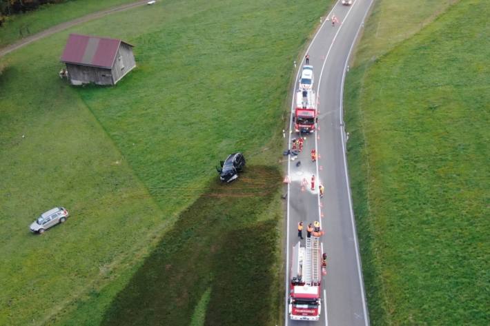 Die Rega kam zum Einsatz. Mehrere Personen verletzten sich beim Unfall.