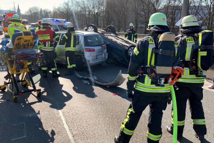 Unfall fordert zwei verletzte Personen auf der A565 bei Bonn