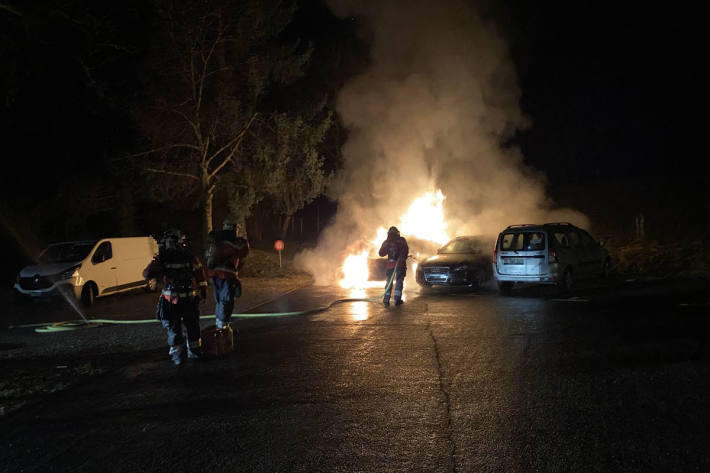 Fahrzeugbrand erfordert Feuerwehreinsatz