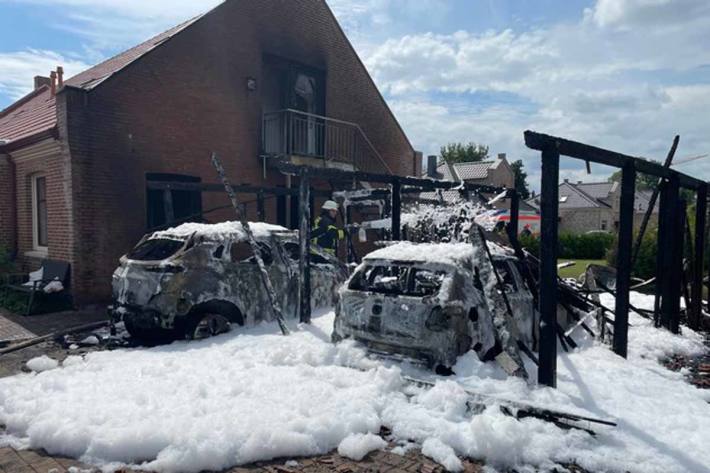 Zwischen zwei Wohnhäuser standen zwei Carports mit jeweils einem PKW darin in Flammen