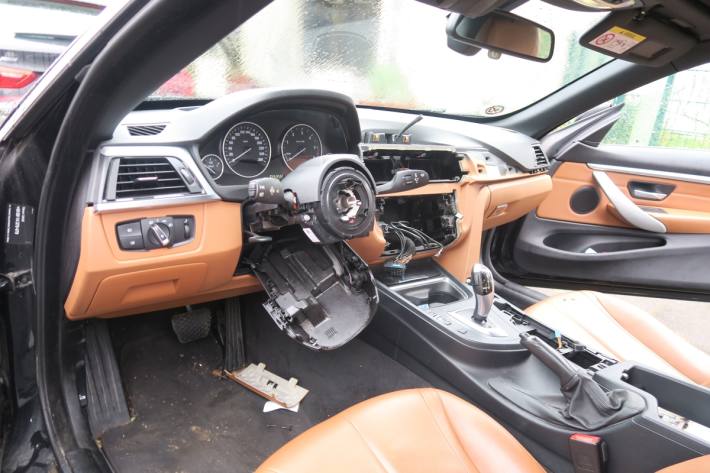 Aus dem Innenraum des BMW 435d xDrive wurden verschiedene Fahrzeugteile gestohlen