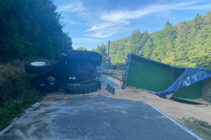 Umgekippter Traktor in Jeckenbach