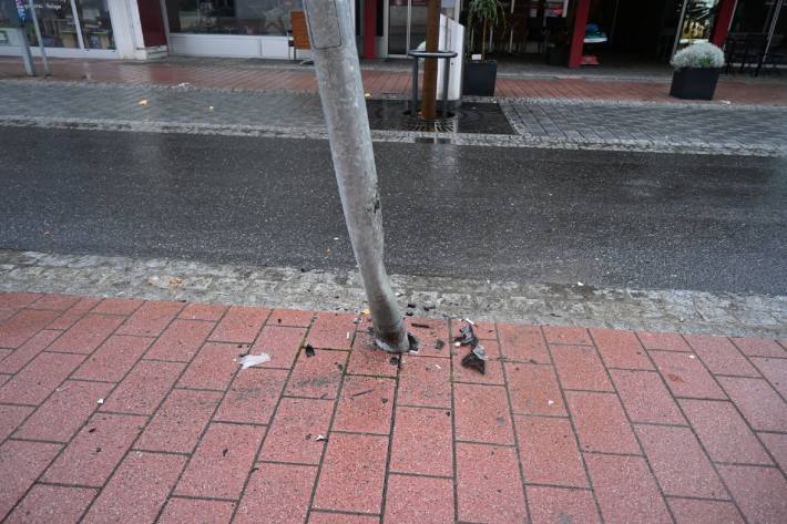 Mit einem Kandelaber in Schaan FL kollidiert.