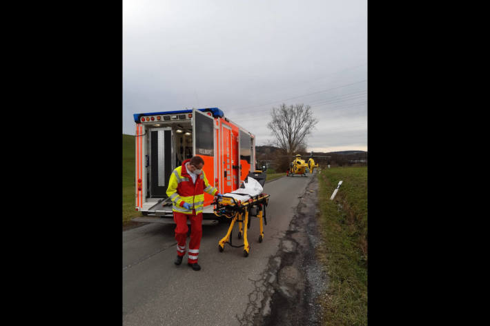 Notfall in der Luft - Hubschrauber "kapert" Rettungswagen