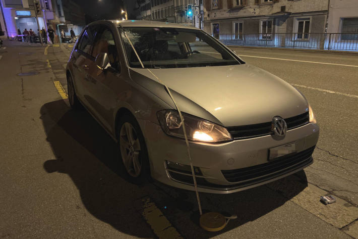 Auto kollidiert auf dem Unteren Graben mit Fussgänger